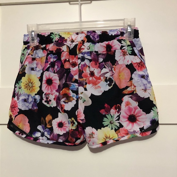 Sports shorts with multicoloured flowers - Picture 2 of 3
